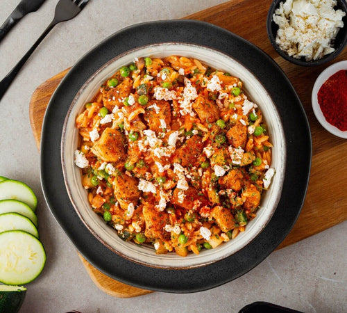 FuelYourBody mediterrane orzo met kip en feta op een bord